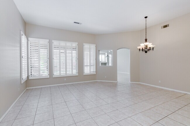 Building Photo - 2 BED 2 BATH HOME WITH DEN/OFFICE AND 3 CA...