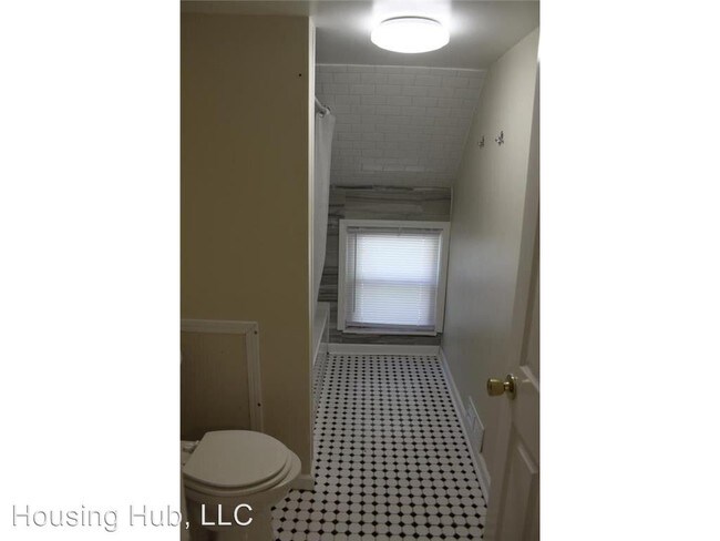 Building Photo - 696 Conway St