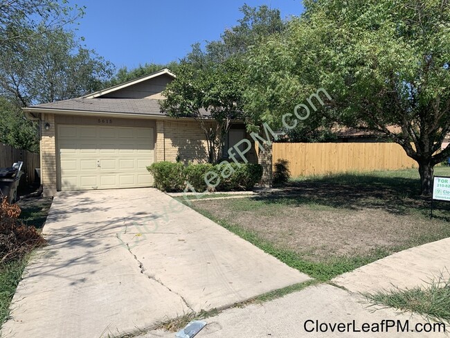 Building Photo - Available Now! 2 Bed / 1.5 Bath Single Story