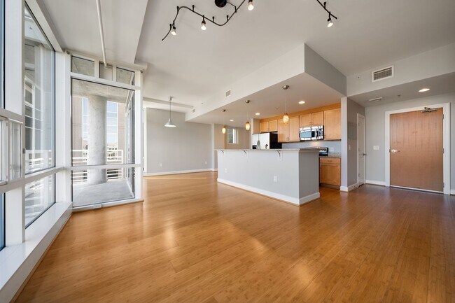 Building Photo - Light filled 1 bed/ 1 bath condo with balc...