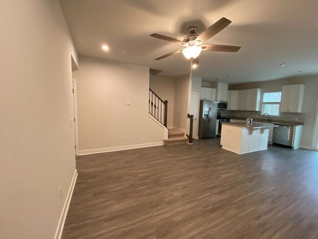 Building Photo - Palmetto Row Townhome with garage!
