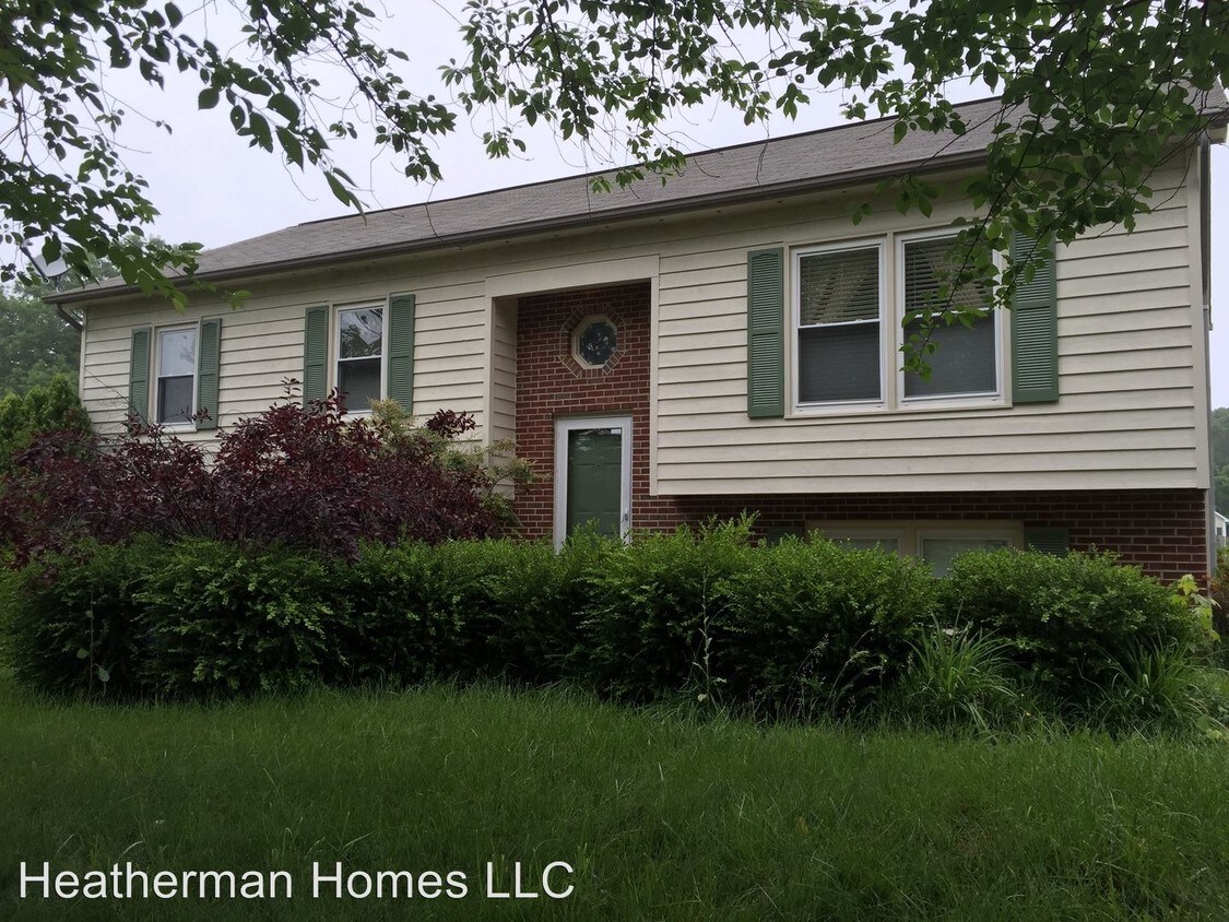 5 br, 2.5 bath House 7013 Sharon Road House for Rent in