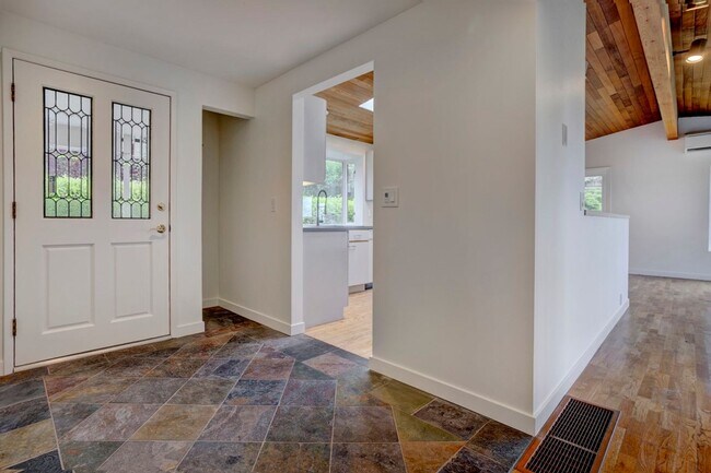 Building Photo - 3Bd/2.75Ba Shoreline House