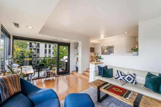 Building Photo - 2 bedroom in Seattle WA 98102