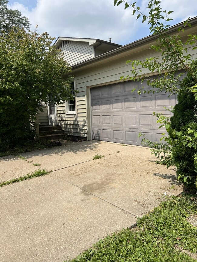 Building Photo - 11102 North Oakwood Drive
