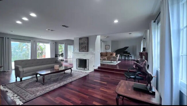 Foto del edificio - 911 Teakwood Rd