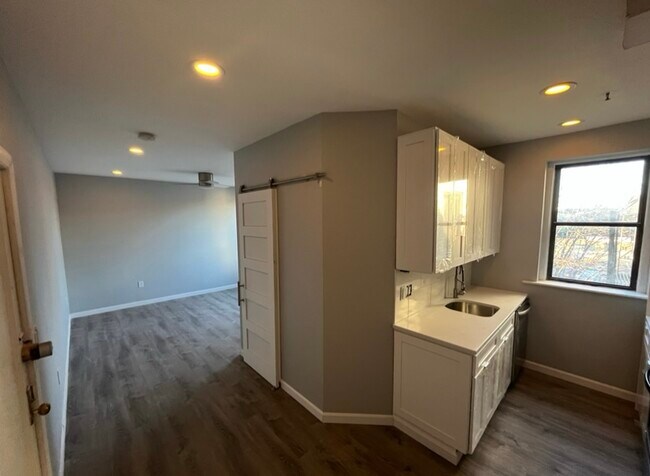 Building Photo - 11 Park Dr