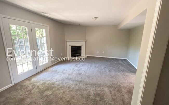 Foto del edificio - 128 Rocky Ridge Dr