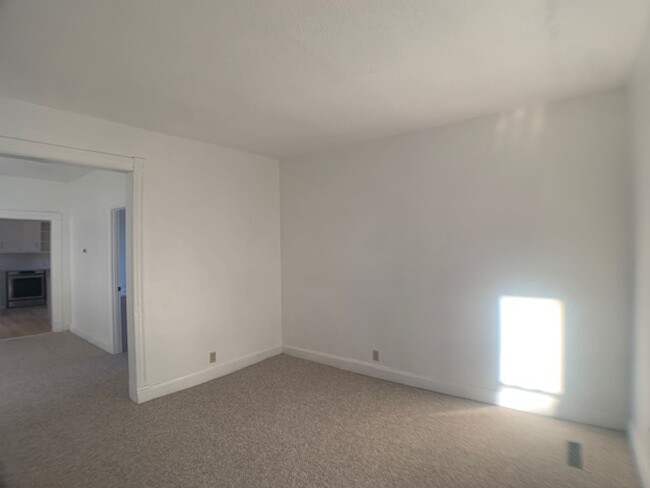 Building Photo - Totally Updated 3 BR/2 BA Single-Family Ho...