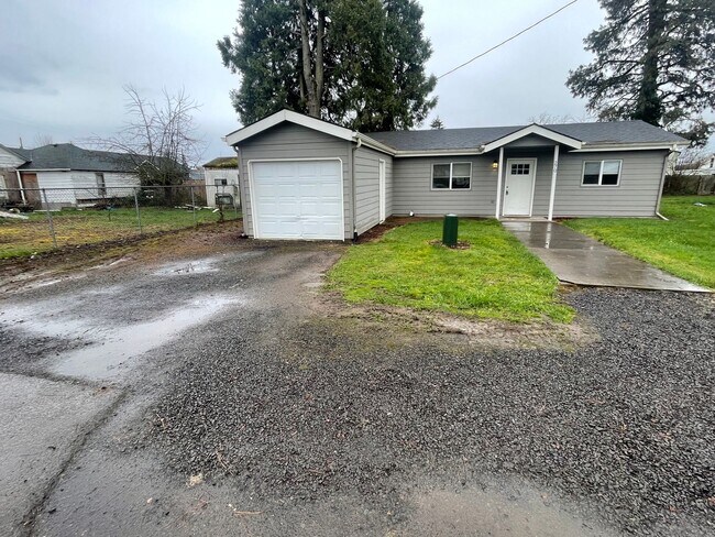 Foto del edificio - Conveniently Located Charming Pet Friendly Three Bedroom Home With Modern Updates!