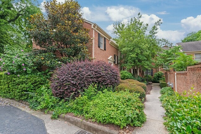 Building Photo - Newly Remodeled Townhome in Fourth Ward – ...