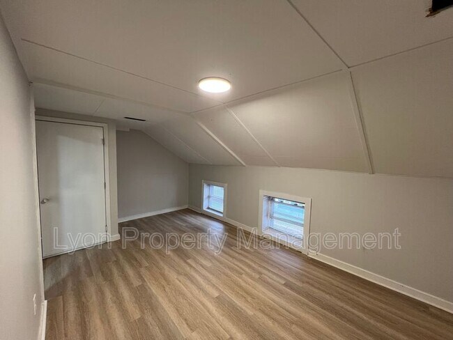 Foto del edificio - 10-12 South B St