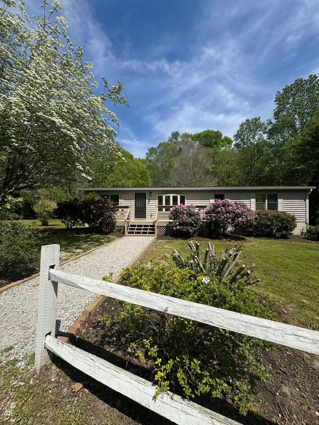 Fully Renovated Secluded 3 Bedroom Rancher! - Fully Renovated Secluded 3 Bedroom Rancher!