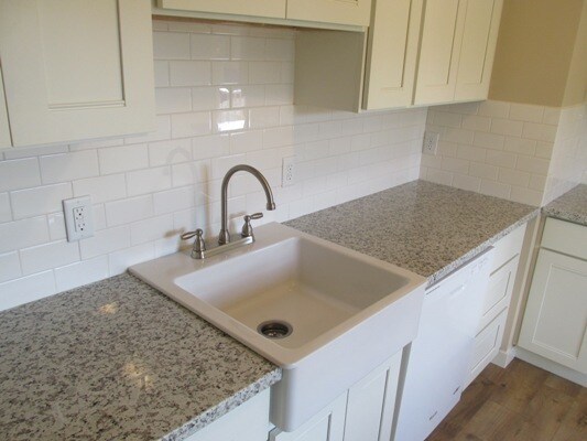 Foto del edificio - All Updated inside! Hardwood look floor, t...