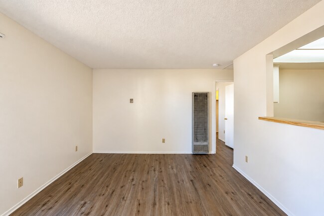 Foto del edificio - 1216-A East Walnut Avenue