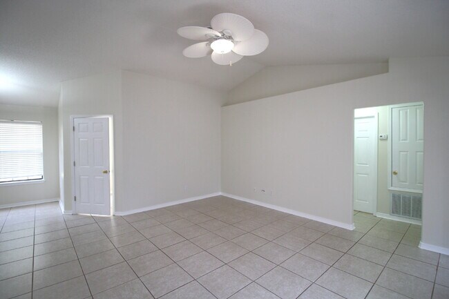 Foto del edificio - 3BR/2BA North Pensacola Brick Home with Bonus Room, Vaulted Ceilings & Privacy-Fenced Backyard Ne...