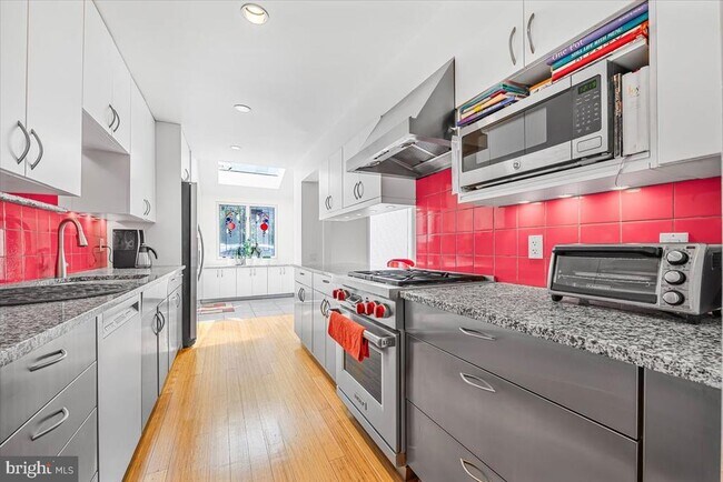 Foto del edificio - 4838 Drummond Ave