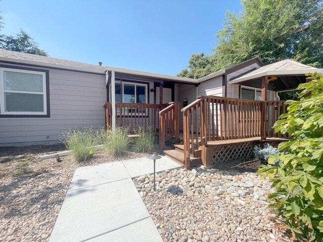 Building Photo - Gorgeous 4-bedroom home with finished base...