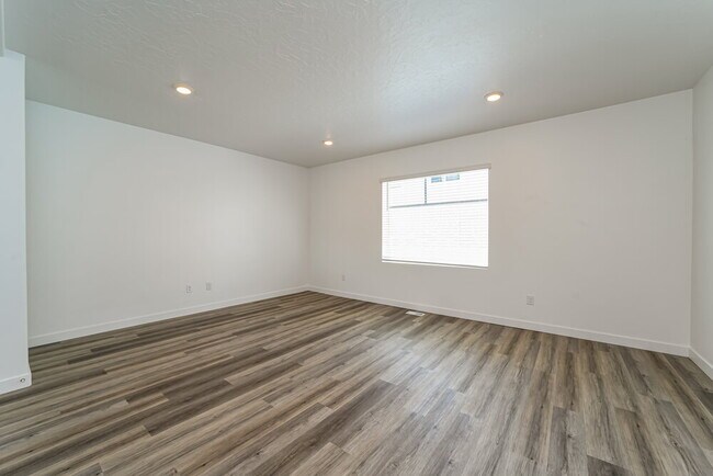 Building Photo - 1159 W 100 S