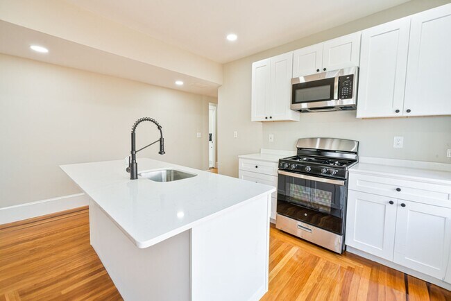 Foto del edificio - Newly renovated apartment for rent by Providence College / Elmhurst(Available 6/1/2026)