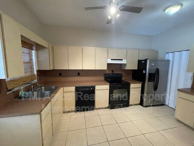 Building Photo - 750 Shady Ln