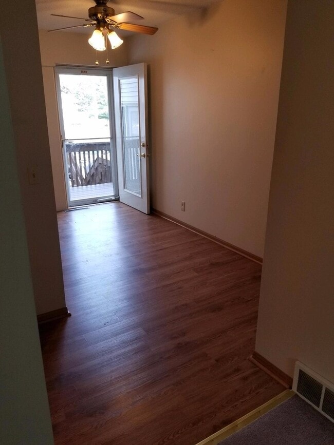 Foto del edificio - 2 Bedroom, 1.5 Bath Townhouse in Clinton, IA