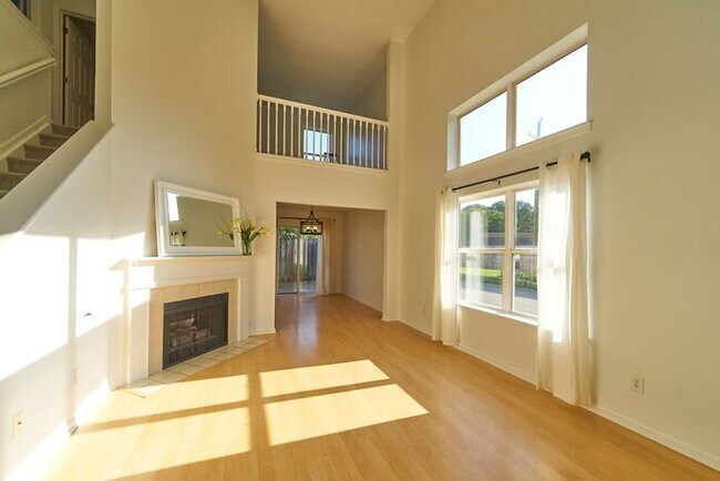 Foto del edificio - 3 Bedroom 2.5 bath in Great Carmel Location!