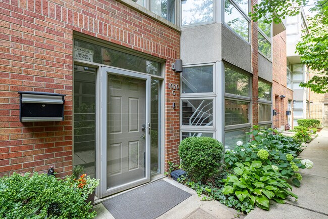 Building Photo - 1920 N Maud Ave