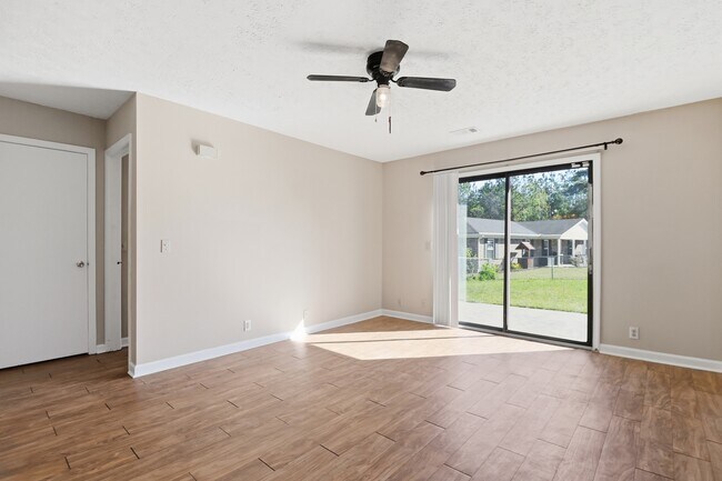 Building Photo - Ash St Ex