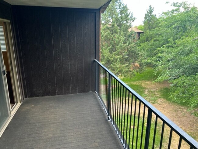 Foto del edificio - Beautiful condo with carport.