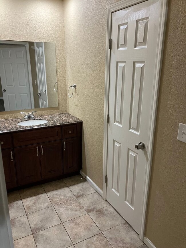 Building Photo - 2 bedroom 1.5 Bath