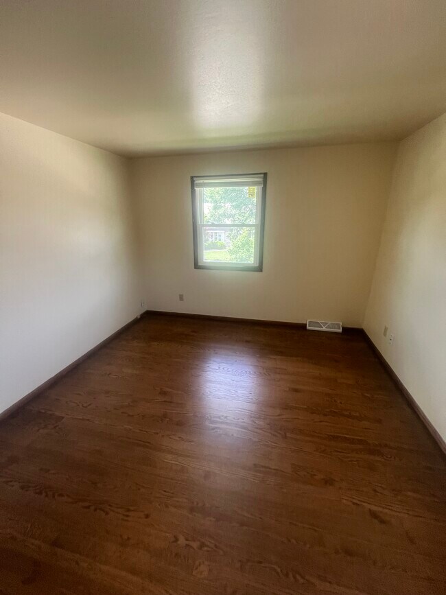 Dormitorio - 5822 S Indiana Ave