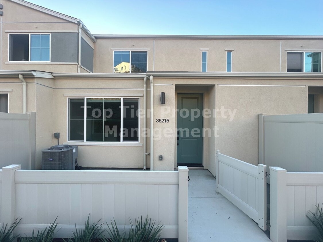 Foto principal - ***Gorgeous 2 bed / 2.5 bath / 1,083 sqft ...