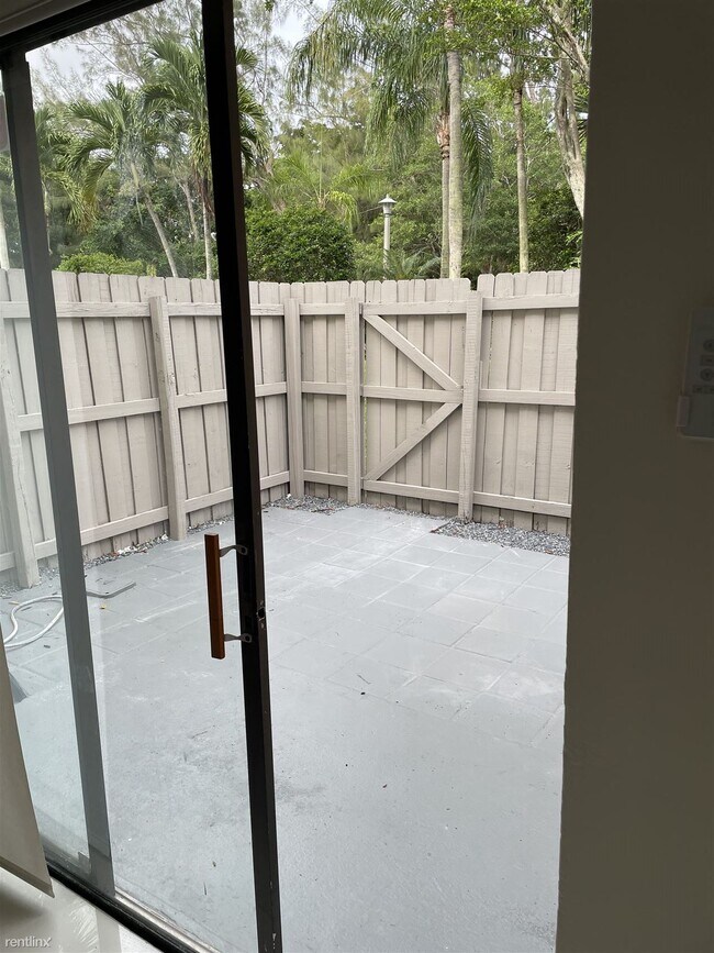 Building Photo - 2 br, 2.5 bath Condo - 9441 Palm Cir N 9441
