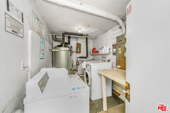 Building Photo - 933 11th St