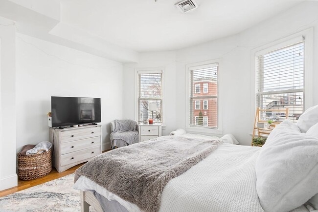 Building Photo - 142 Boston St