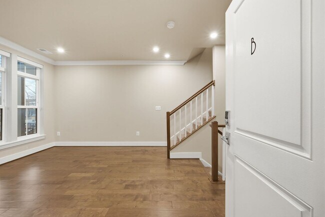 Building Photo - Georgia Row Townhome | 2 Bed | 2.5 Bath | 1,400 Sf | Juliet Balcony | 1 Assigned Parking Space