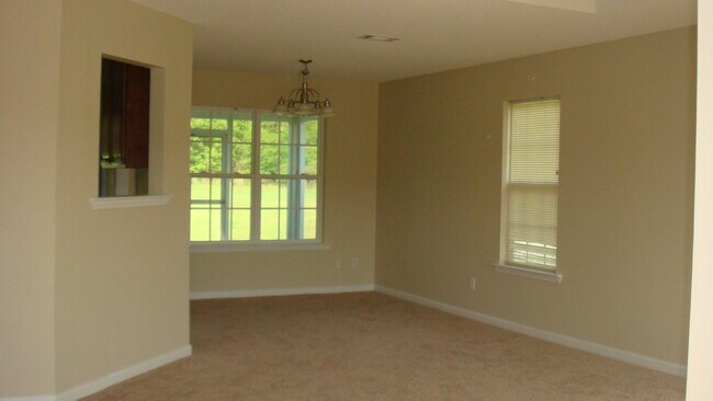 Foto del edificio - 5761 Emily Ln