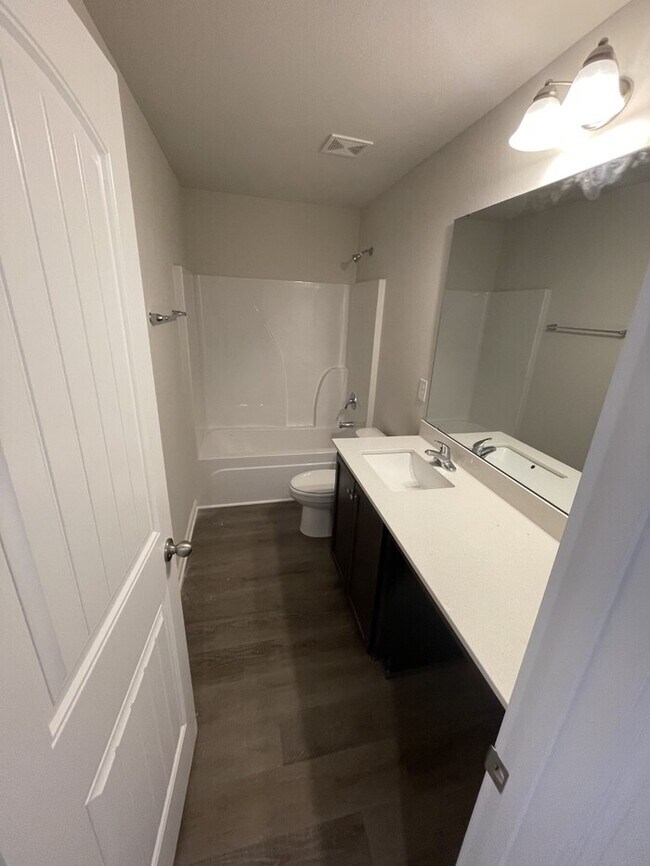 Foto del edificio - 3 Bedroom 2.5 Bathroom 2023 Townhome!