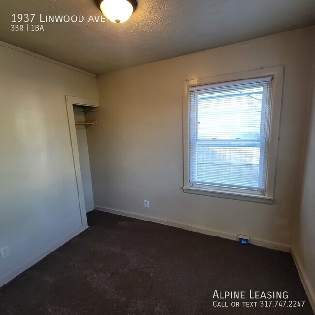 Foto del edificio - North-East side Great three bedroom, One b...