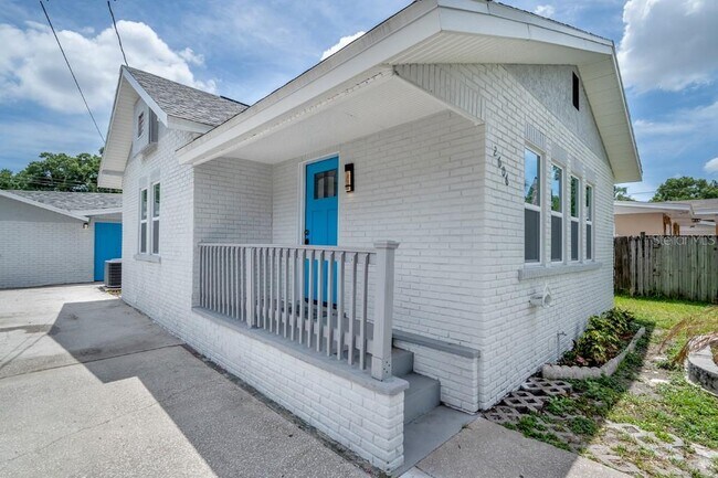 Building Photo - 2606 W Henry Ave