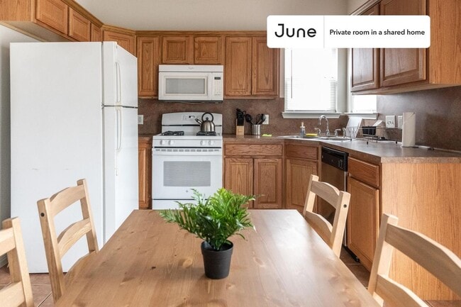 Building Photo - Room in Shared 5 bed/2 bath home