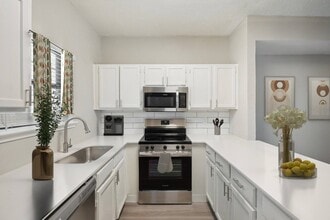 Building Photo - Avalon Villas (LeaseCo)