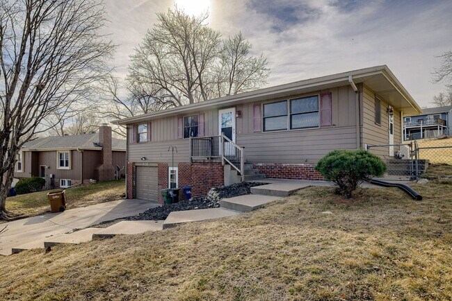 Foto del edificio - Conveniently Located 3 Bedroom Bellevue Home!!