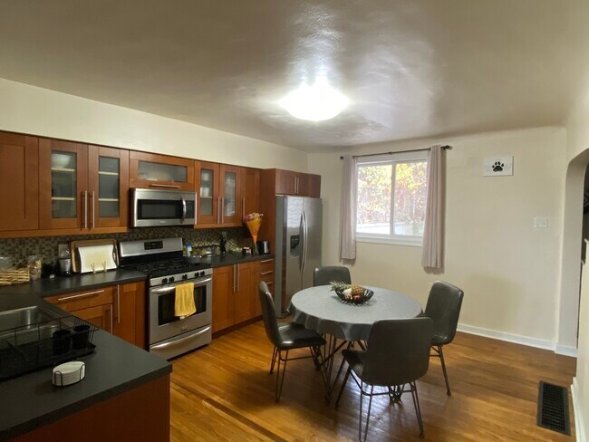 Foto del edificio - 2512 Burham St