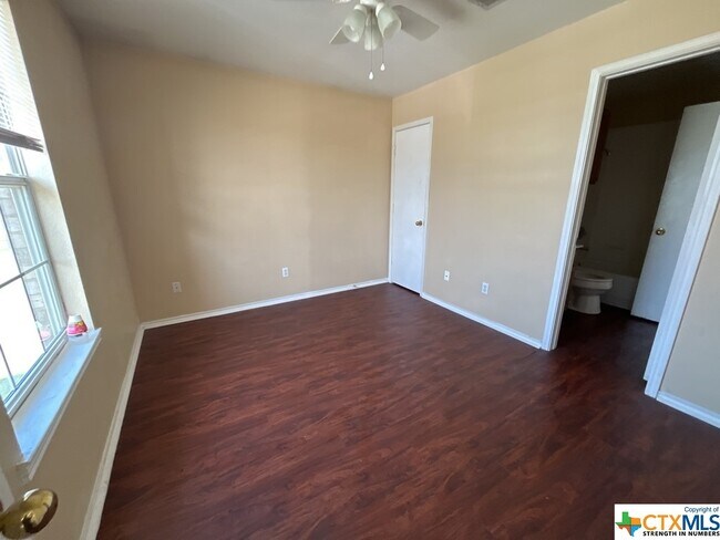 Foto del edificio - 5802 Greengate Dr