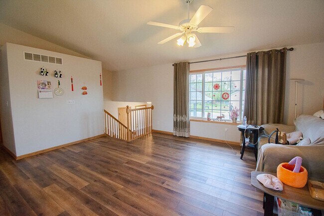 Building Photo - Fantastic NW Rochester home with great updates!