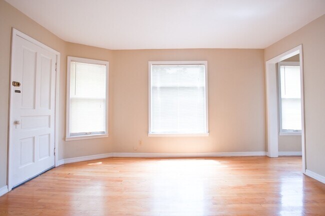 Foto del edificio - 2429-2431 N. Farwell Ave