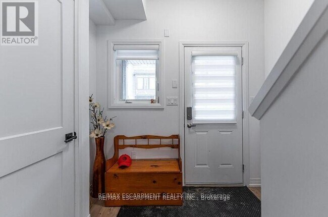 Photo du bâtiment - 461-461 Blackburn Dr