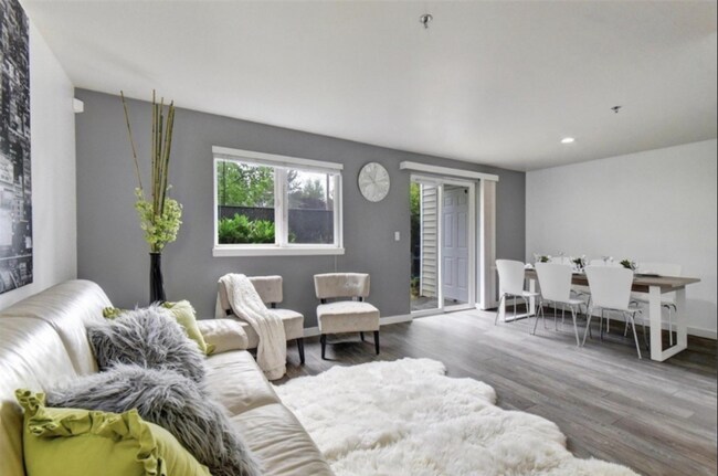 Foto del edificio - 9731 Holly Dr